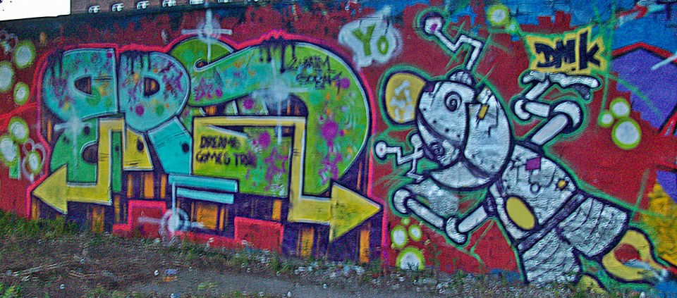 Graffiti Wall in berlin - Photo by realityReport - brot.batm (2013)