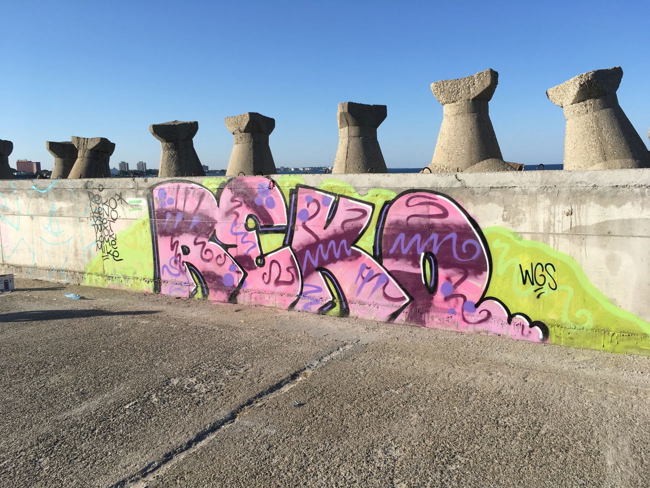 Graffiti Wall in Mangalia - Photo by reko - seabeachhot