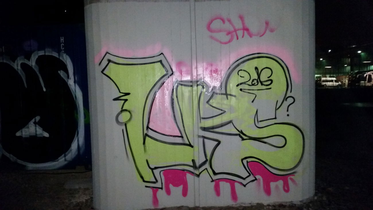 Graffiti Wall - Photo by rickylks