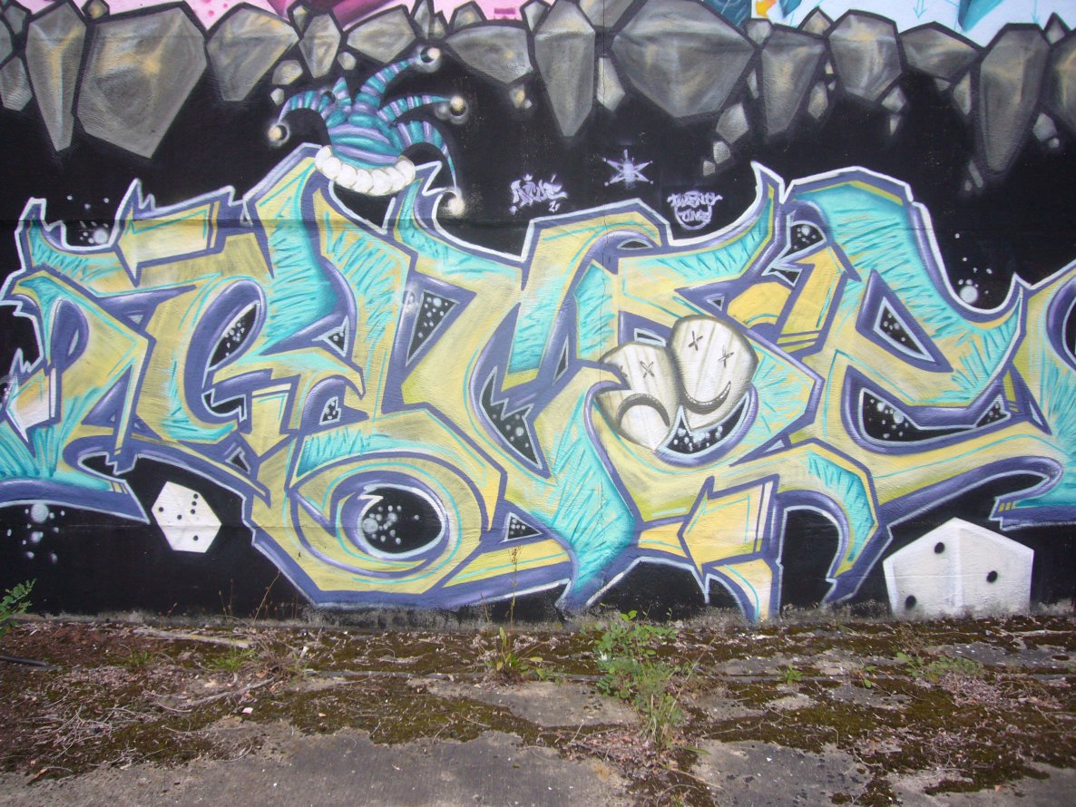 Graffiti Wall in Berlin - Photo by ricoe21 - Ricoe (2009)