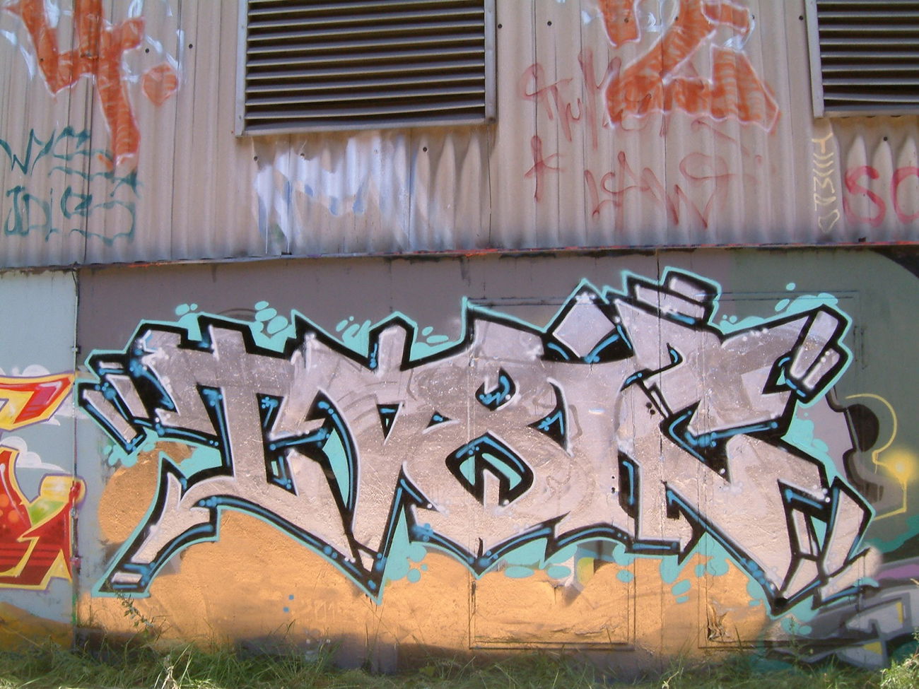 Graffiti Wall - Photo by ride32