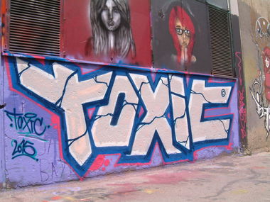 Graffiti Wall - Photo by ride32