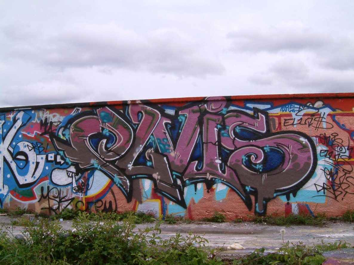 Graffiti Wall - Photo by ride32