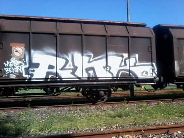Graffiti Train - Photo by rinesone - rnk, mets, bekon (2013)