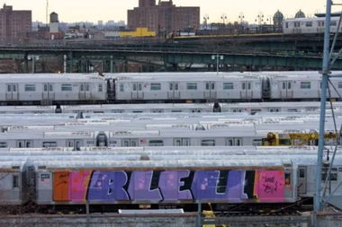 Graffiti Train - Photo by roadjack - Bleu