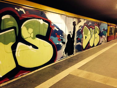 Graffiti Train - Photo by ruz - FIS, DUB (2014)