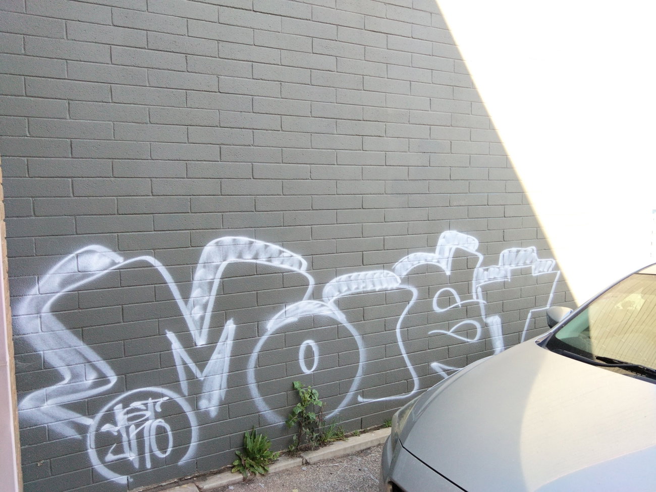 Graffiti Bombing - Photo by ryzie - uno