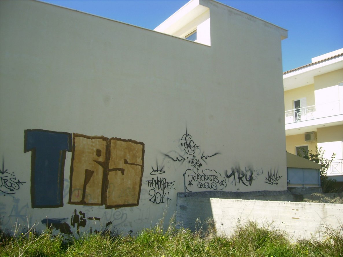 Graffiti Bombing in Kórinthos - Photo by sackteror15 - Roll, up, all (2014)