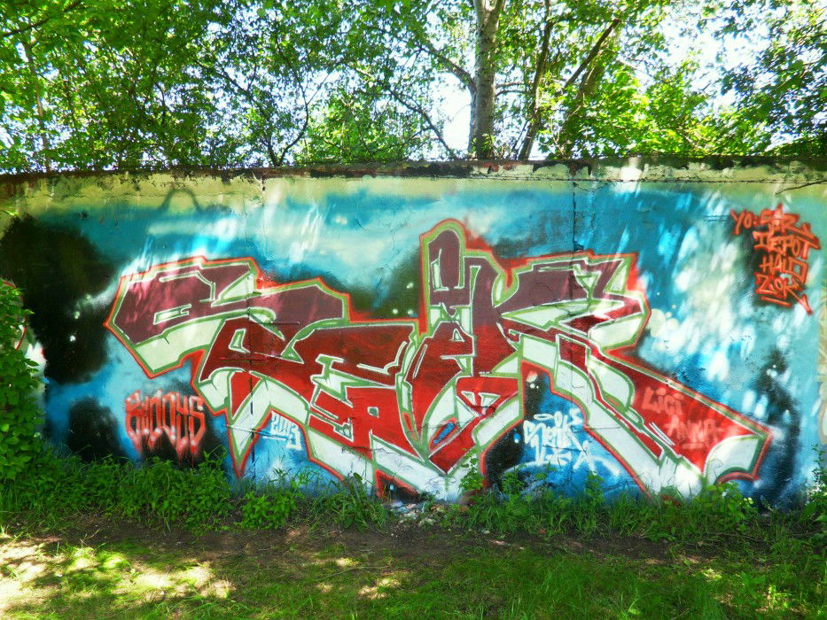 Graffiti Wall in berlin - Photo by saik86