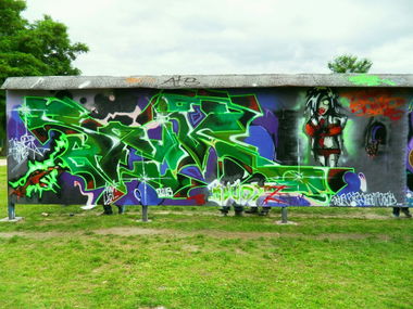 Graffiti Wall - Photo by saik86