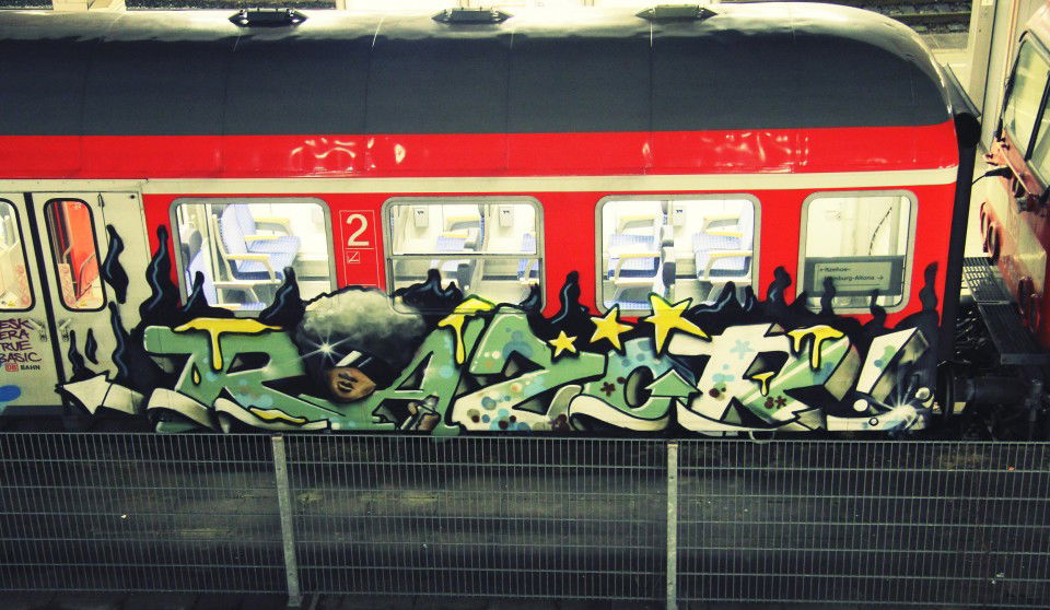 Graffiti Train in Hamburg - Photo by sancho - razor, hamburg, round