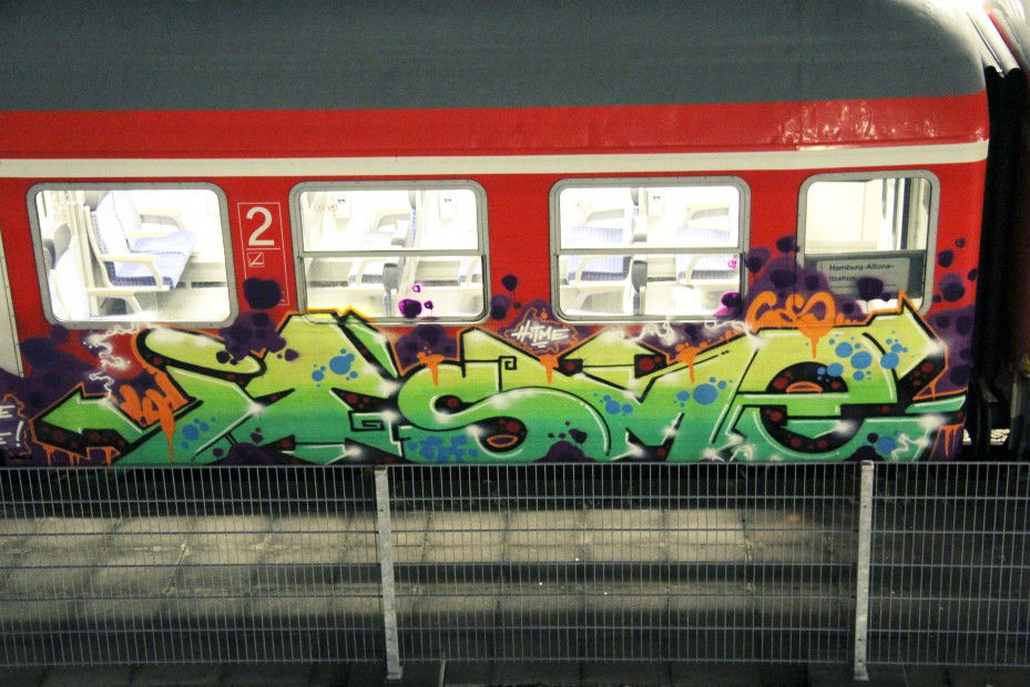Graffiti Train in Hamburg - Photo by sancho - itsme, zztop, round