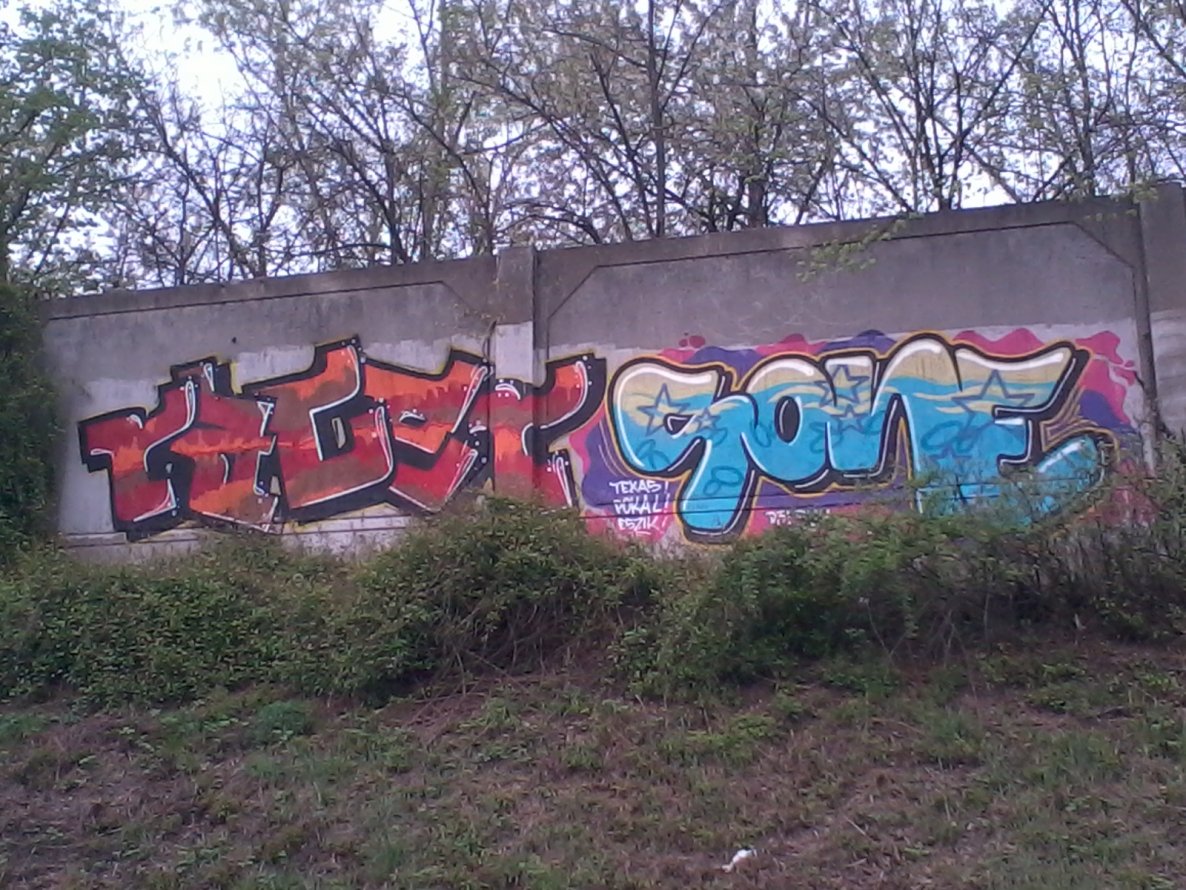 Graffiti Wall - Photo by sandmann - racey, sone