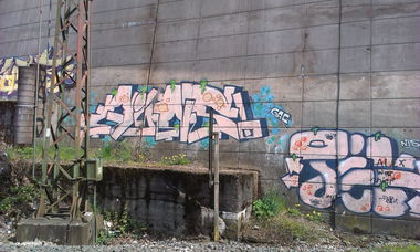 Graffiti Wall - Photo by sandmann - ains, tick