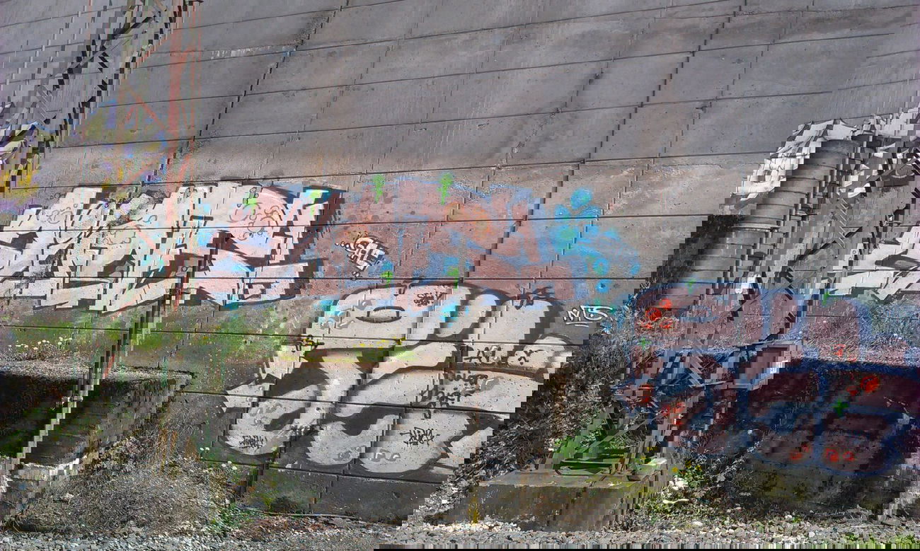 Graffiti Wall - Photo by sandmann - ains, tick