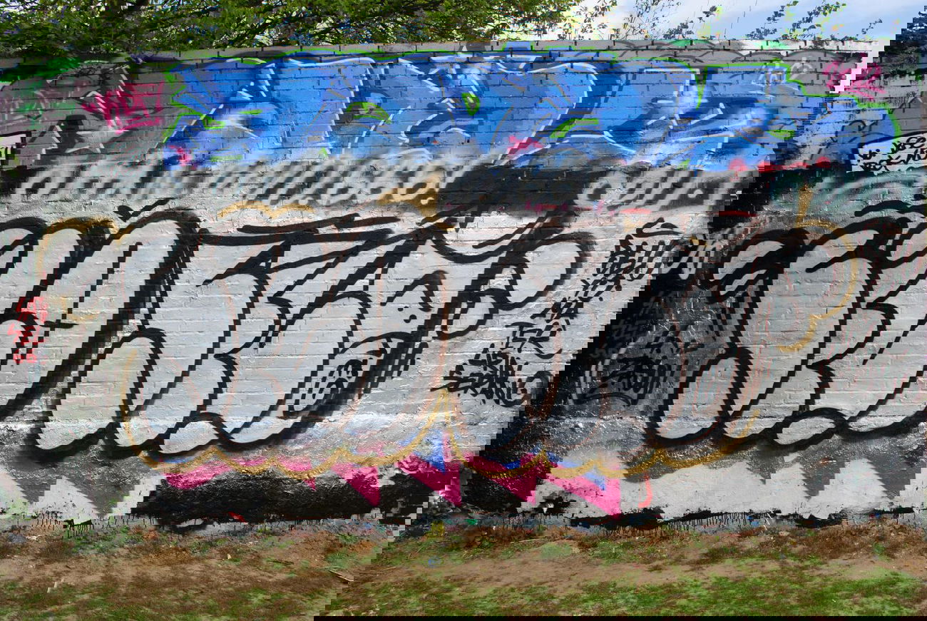 Graffiti Wall - Photo by satan - Selo, Selone, Throw (2013)