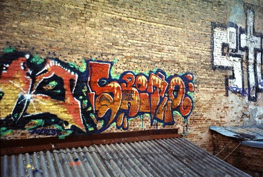 Graffiti Bombing in Kyiv - Photo by sbitwo - sbitwo, skr, kiev (2013)