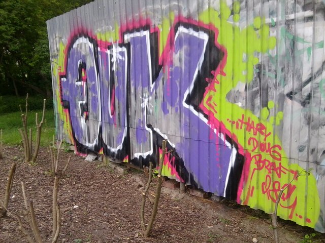 Graffiti Bombing - Photo by schachtratte - QUK, UCS (2012)