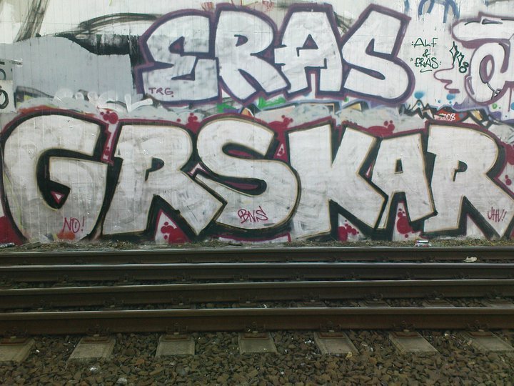 Graffiti Bombing - Photo by schachtratte - GRS, KAR, TOO:UHV (2012)