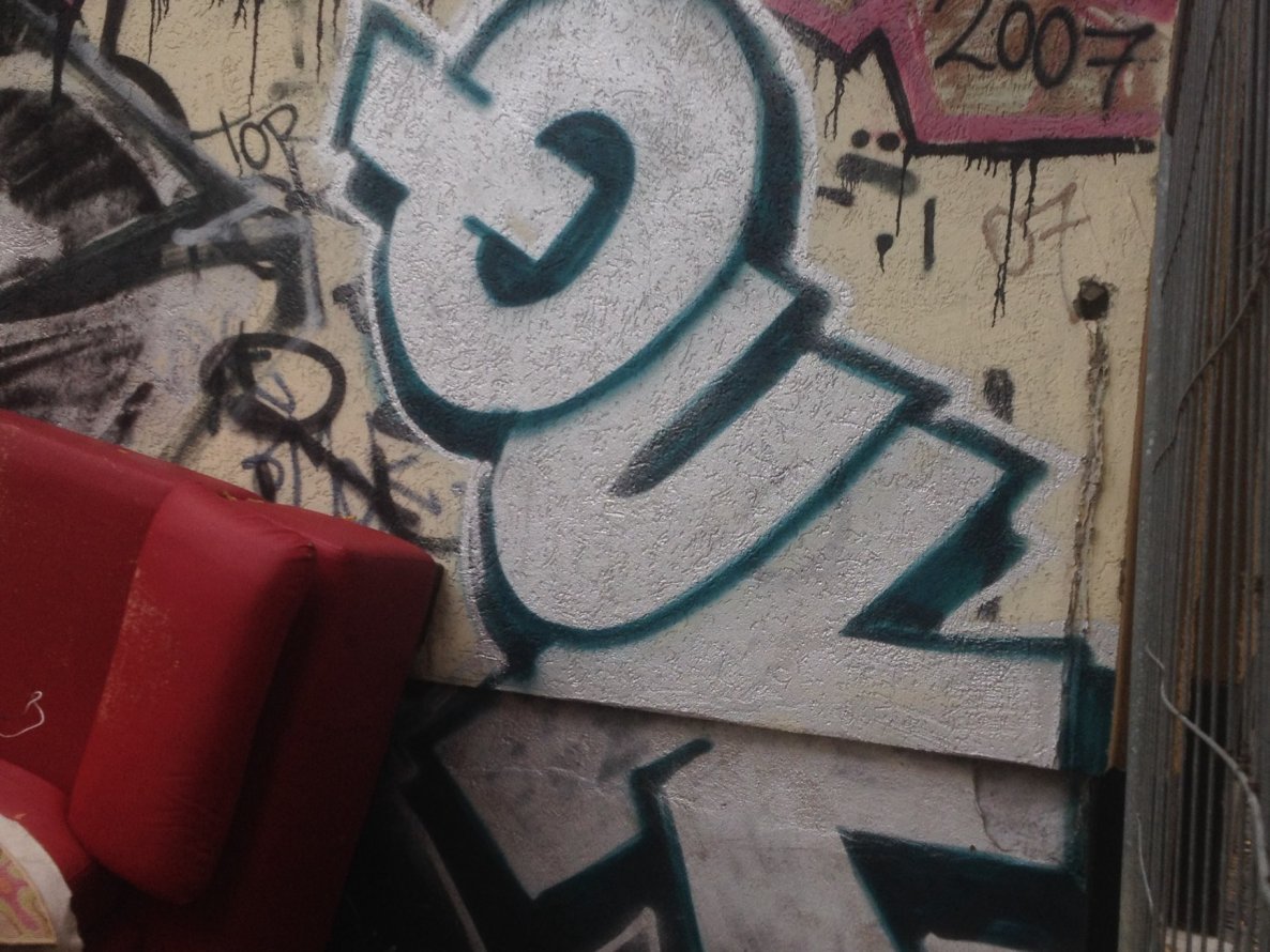 Graffiti Bombing - Photo by schachtratte - Quk, pio, floe