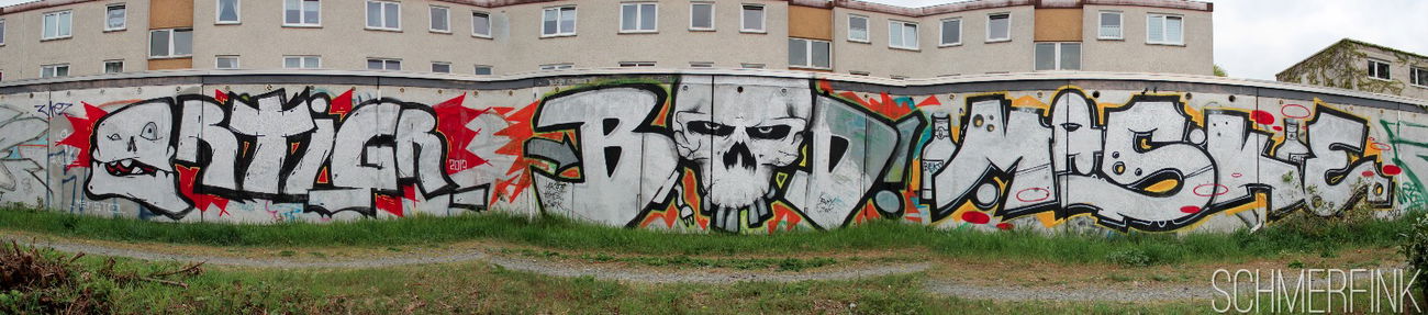Graffiti Bombing - Photo by schmierfink1 - artig, bud, maske