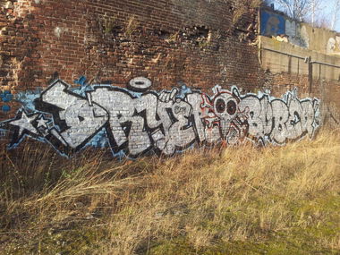 Graffiti Wall - Photo by schwarzanabu - DRYER, BOBE