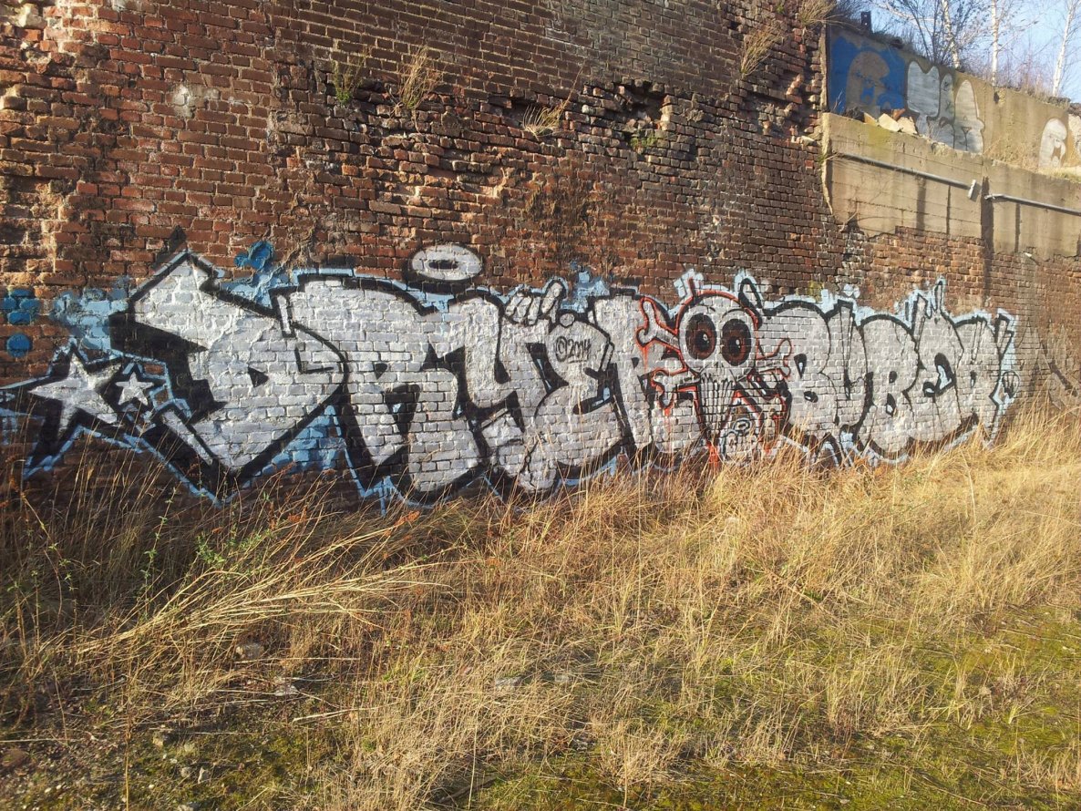 Graffiti Wall - Photo by schwarzanabu - DRYER, BOBE