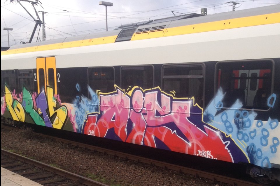 Graffiti Train - Photo by schwarzanabu - Ports, Ais
