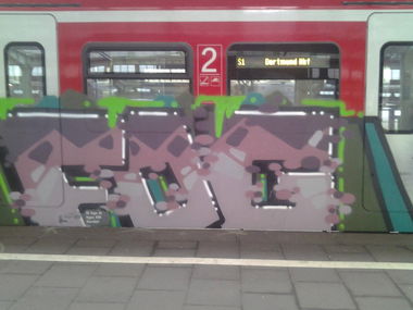 Graffiti Train - Photo by schwarzanabu - FOG