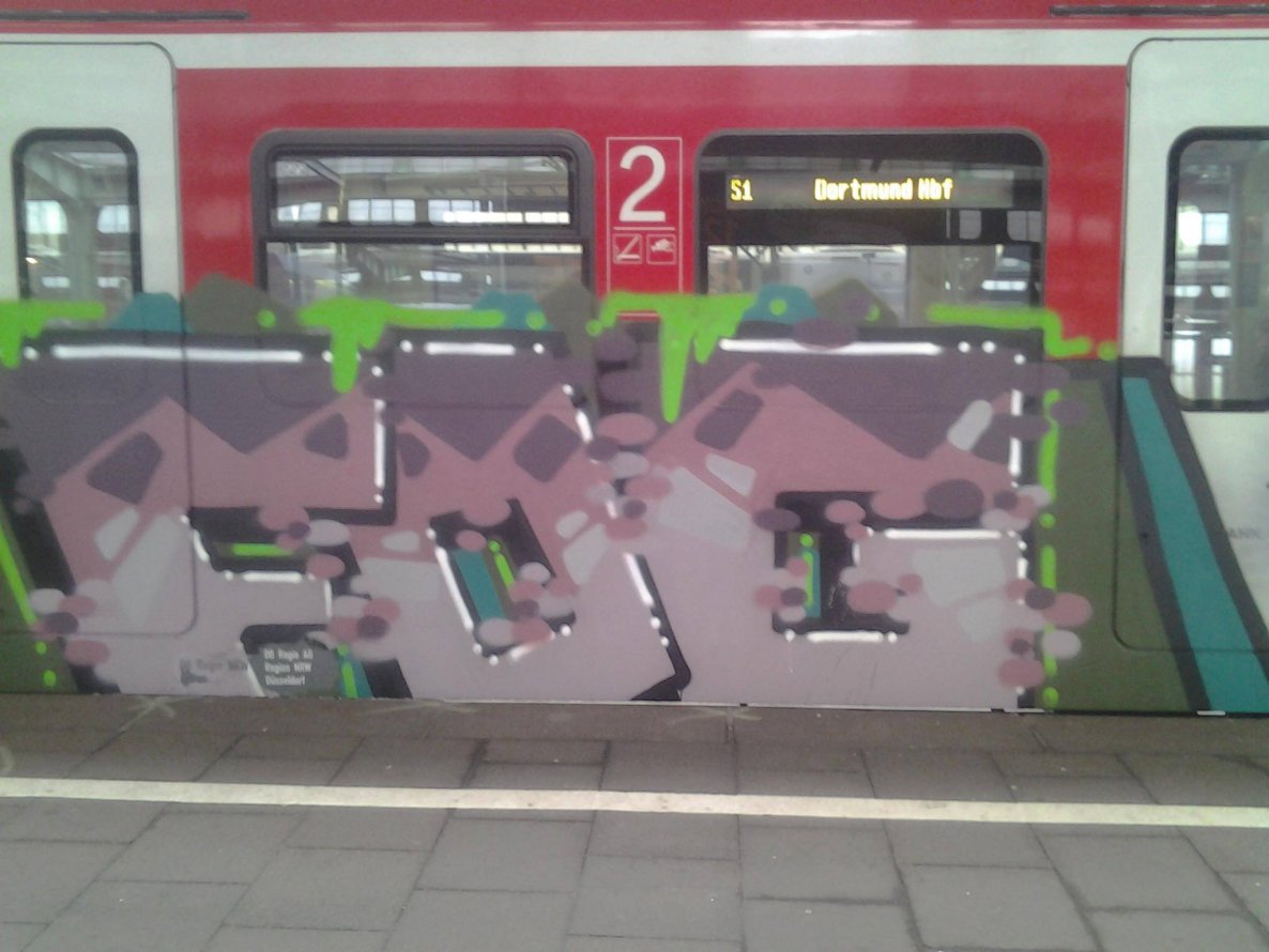 Graffiti Train - Photo by schwarzanabu - FOG
