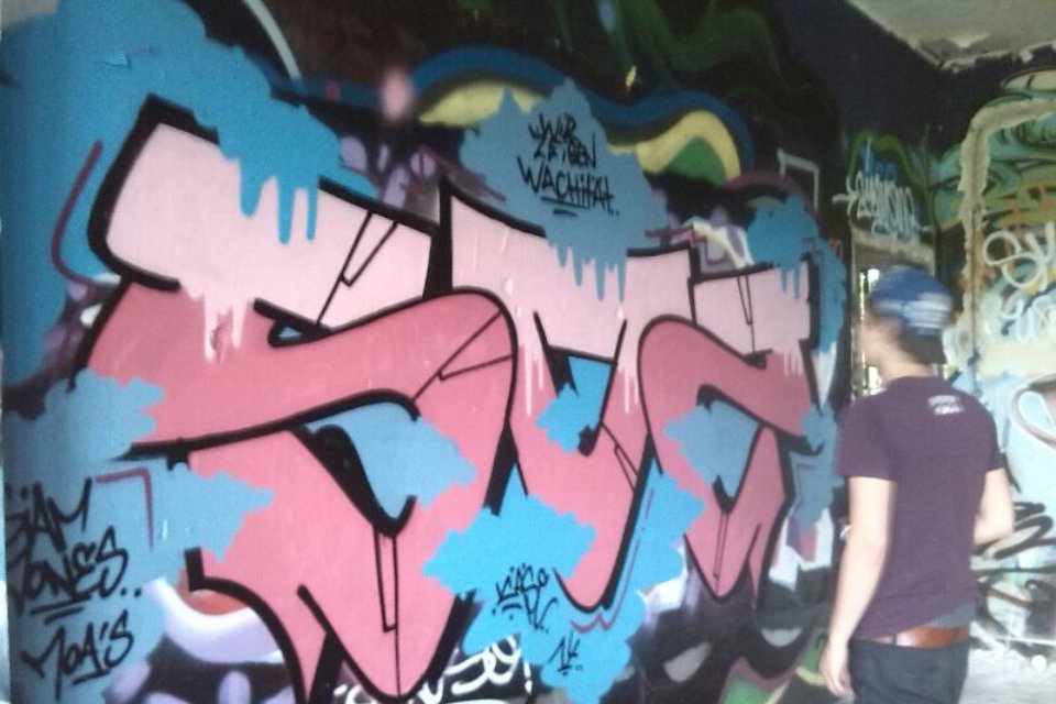 Graffiti Wall - Photo by schwarzanabu - käse/sozio
