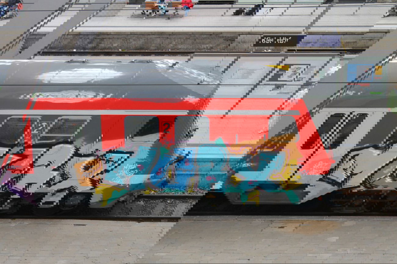 Graffiti Train in Kiel - Photo by sdabfoe - murx, yrz, arc (2013)