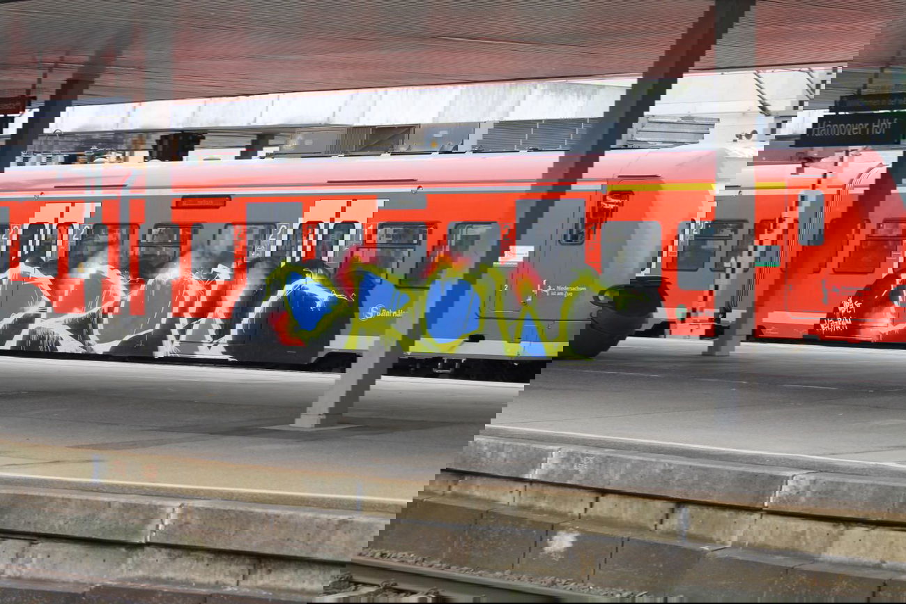 Graffiti Train in Hannover - Photo by sdabfoe - drow (2013)