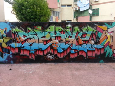 Graffiti Wall - Photo by sekyp (2014)