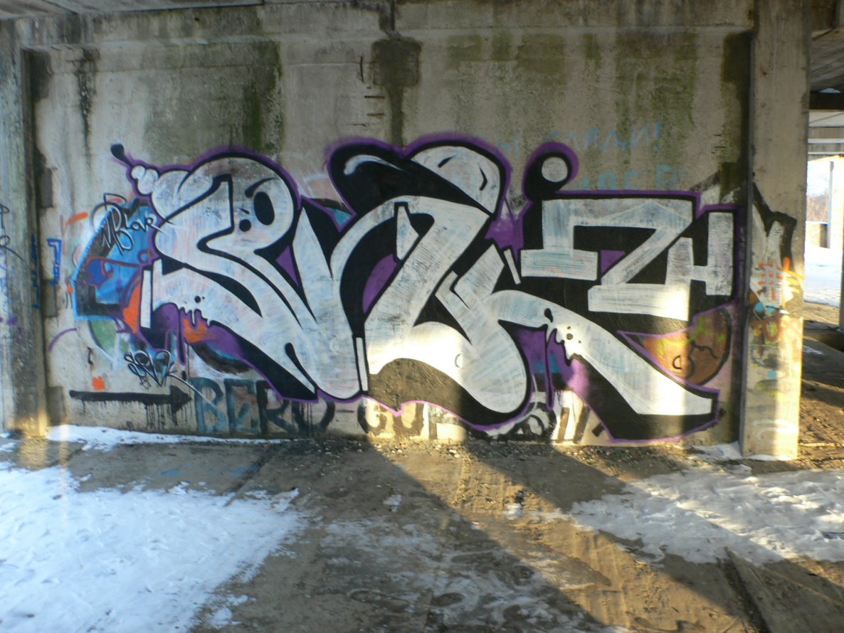 Graffiti Wall - Photo by senkizh - senk (2013)