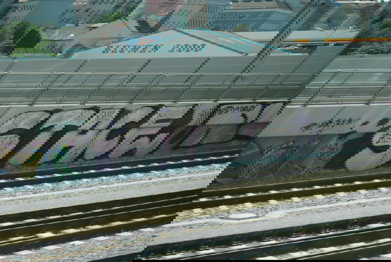 Graffiti Bombing - Photo by shar_one - stace, wien, vienna