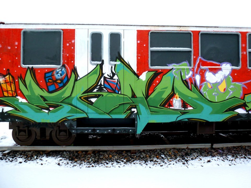 Graffiti Train - Photo by shauone - shau, one (2012)