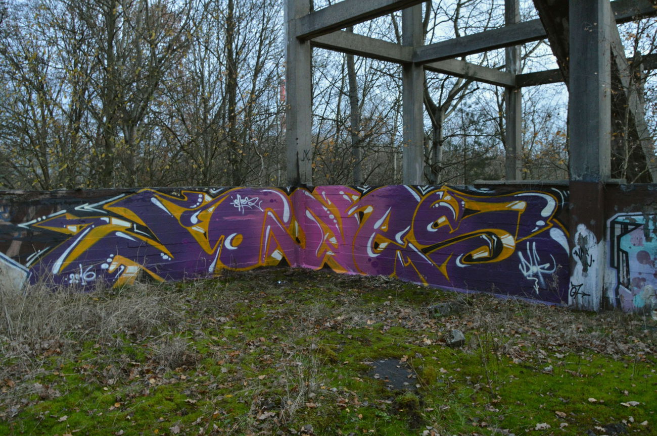 Graffiti Wall - Photo by shiver