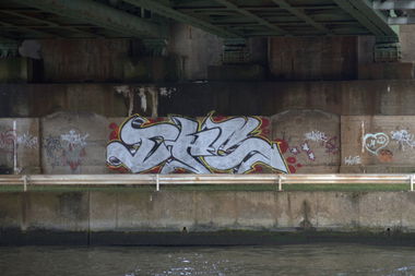 Graffiti Bombing - Photo by shiver (2015)