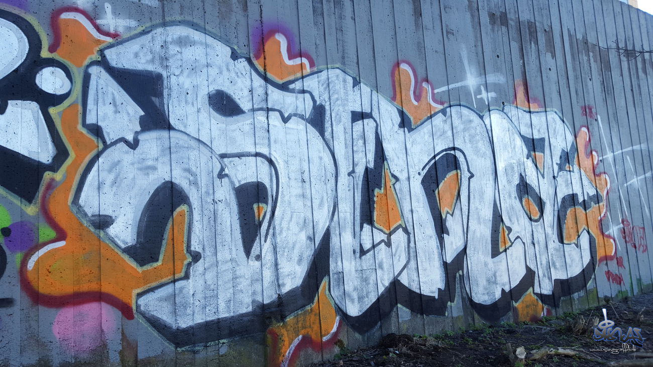 Graffiti Wall in Stockholm - Photo by sina (2016)