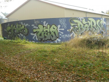 Graffiti Wall - Photo by skoe1 - resk, lea, yiha
