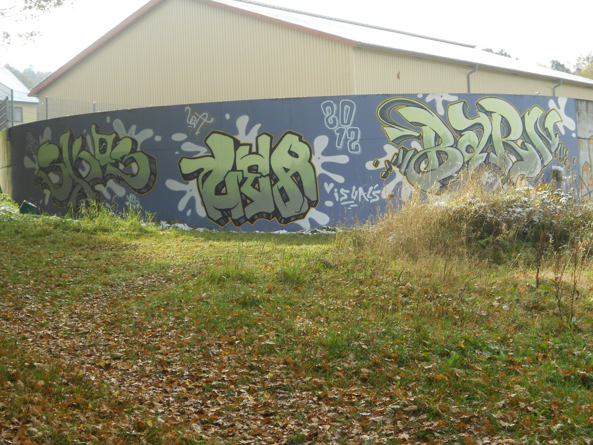 Graffiti Wall - Photo by skoe1 - resk, lea, yiha