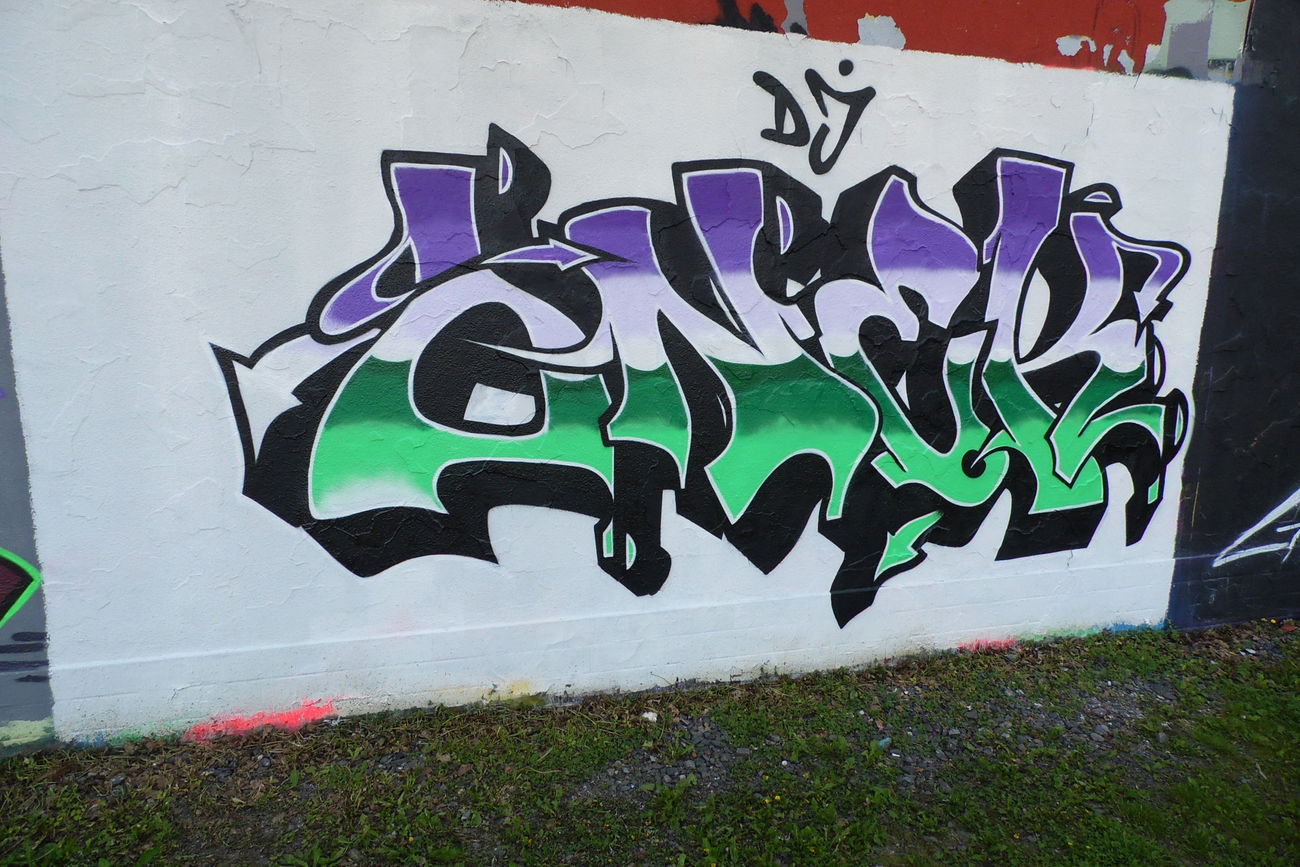 Graffiti Wall - Photo by skoe1