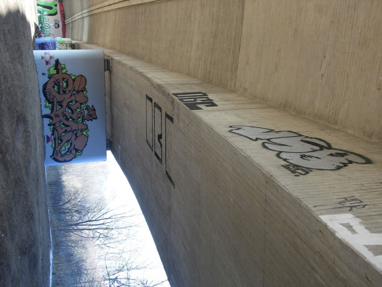 Graffiti Wall - Photo by skoe1