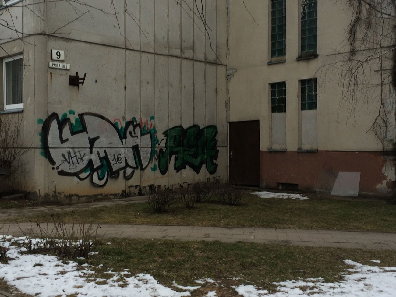 Graffiti Bombing in Lithuania Viilnius - Photo by smh1 - vh, smh, reg (2016)