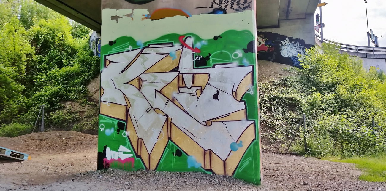 Graffiti Wall - Photo by smokealot - klio