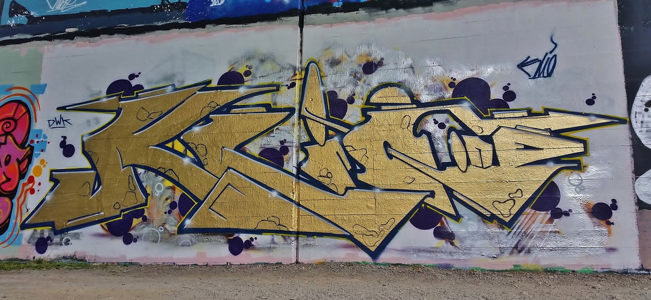 Graffiti Wall - Photo by smokealot - klio