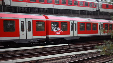 Graffiti Train in Hamburg - Photo by snaqq - BK, KGZ