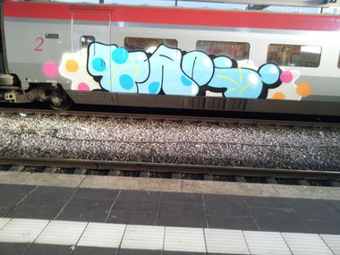 Graffiti Train in Dusseldorf - Photo by snekkerz - taps, taos (2013)