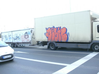 Graffiti Artwork in Duisburg - Photo by snekkerz - debil